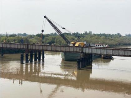 British-era bridges over Vasai Bay begin to fall | वसई खाडीवरील ब्रिटिशकालीन पूल पाडण्यास सुरुवात