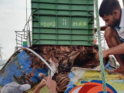 A cargo ship hits a fishing boat in Uttan | उत्तनच्या मच्छीमार बोटीला मालवाहू जहाजाची धडक 