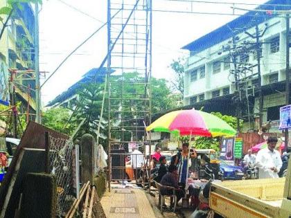 Artery obstruction on the sidewalk in Dombivali | डोंबिवलीतील पदपथावर कमानींचा अडथळा