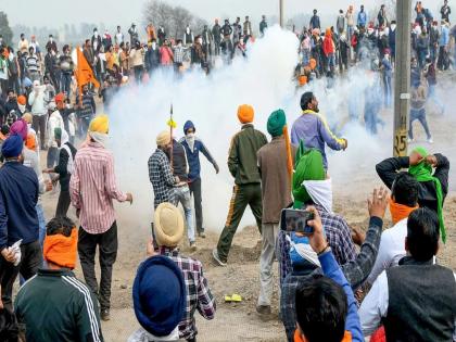 Tooth paste, multani mati and PPE kits, farmers doing such desi juga to fight tear gas | टूथ पेस्ट, मुल्तानी माती अन् PPE किट, अश्रुधुराचा सामना करण्यासाठी असे देशी जुगाड करतायत शेतकरी