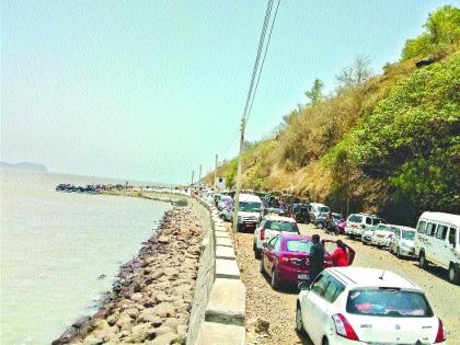 Tourist crowd in Murud taluka | मुरुड तालुक्यात पर्यटकांची अलोट गर्दी