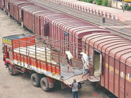 Central Railway transports 74 tonnes of goods in four months, highest in last 15 years | मध्य रेल्वेने चार महिन्यांत ७४ टन मालाची वाहतूक, गेल्या १५ वर्षांमध्ये सर्वाधिक नोंद Central Railway transports 74 tonnes of goods in four months, highest in last 15 years | मध्य रेल्वेने चार महिन्यांत ७४ टन मालाची वाहतूक, गेल्या १५ वर्षांमध्ये सर्वाधिक नोंद