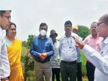 Sir, understand in English, or tell you in Marathi? Wardha's farmer gave information about the heavy rain damage in Hindi and Marathi also to inspection officers | साहेब, इंग्लिशमध्ये समजले, का मराठीत सांगू? शेतकऱ्याचा नादच खुळा, दिली अतिवृष्टी नुकसानीची माहिती