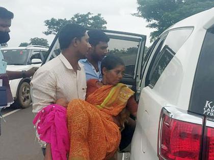 MLAs Krushna Gajbe took the accident victims to the hospital in their own vehicles | ॲम्ब्युलन्स यायला वेळ लागणार होता; आमदारांनी स्वतःच्या गाडीमधून अपघातग्रस्तांना नेले रुग्णालयात