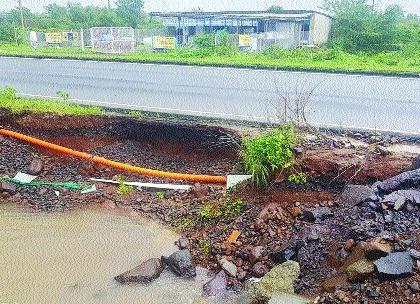 Karjat-Neral-Kalyan highway dangerous | कर्जत-नेरळ-कल्याण राज्यमार्ग धोकादायक