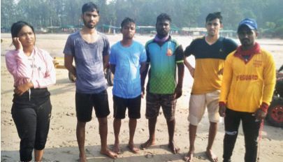 Four people drowned in the sea | समुद्रात बुडणाऱ्या चार जणांना जीवदान