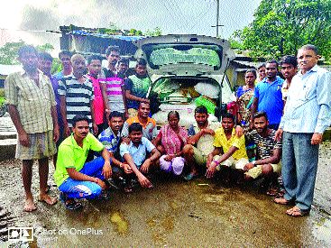 workers helped for flood victims | मोलमजुरी करणारे हात मदतीसाठी सरसावले