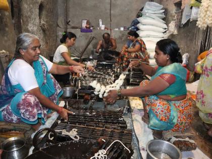 Hot-baked sugar bowls in moulds; Solapuri Godi goes across Maharashtra border | गुढी पाडवा... साच्यातील गरम पाकाचे साखरहार; सोलापुरी गोडी जाते महाराष्ट्र सीमापार