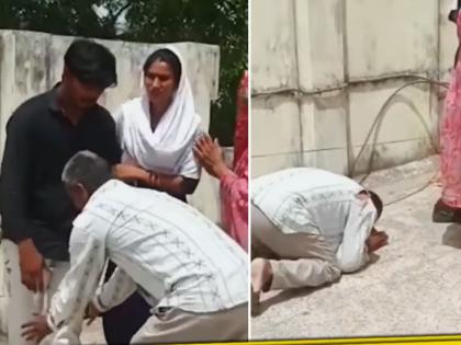 poor parent touching feet his son for not leaving home father pleading video viral | Video - हृदयद्रावक! घर सोडू नये म्हणून आई-वडिलांची धडपड; लेकासमोर हात जोडले, पाया पडले पण...