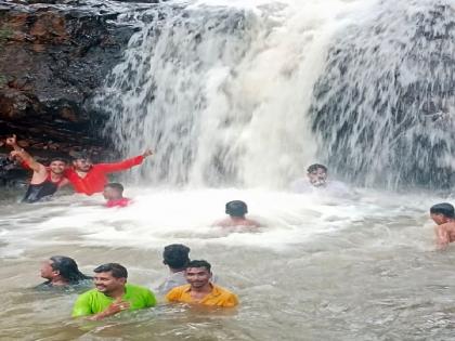 What a bush, what a mountain, Somnath waterfall ... all right! | काय झाडी, काय डोंगर, सोमनाथ धबधबा...एकदम ओक्केच !