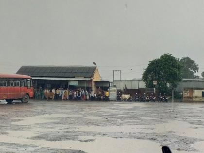 Where to get rid of the STS bus station problem! | धाडच्या एस.टी.बसस्थानकाच्या समस्यांचे ग्रहण सुटणार कधी !