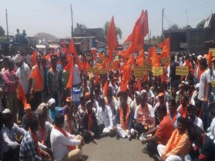 Rastaroko by Shivsena at Dhadgaon for various demands | विविध मागण्यांसाठी धडगाव येथे शिवसेनेतर्फे रास्तारोको