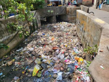 Even if the term of drain cleaning is over, the waste of the drain is still deposited, in many places the drains have not been cleaned at all | नालेसफाईची मुदत संपत आली तरी नाल्याचा कचरा गाळालाच, अनेक ठिकाणी नाले सफाईच झाली नाही