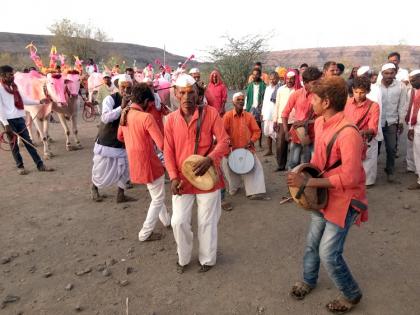 Hire of Biroba Kashishing in Aarevadi - The devotees of Nirvada | आरेवाडीत बिरोबा काशिलिंगाचा जयघोष - नैवेद्यासाठी भाविकांची रीघ