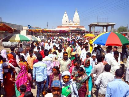  The devotees of 'Biroba's name are beautiful, well-known' in the name of cashing ' | ‘बिरोबाच्या नावानं चांगभलंऽऽ, काशिलिंगाच्या नावानं चांगभलंऽऽ’च्या गजरात आरेवाडीत साडेतीन लाखावर भाविक