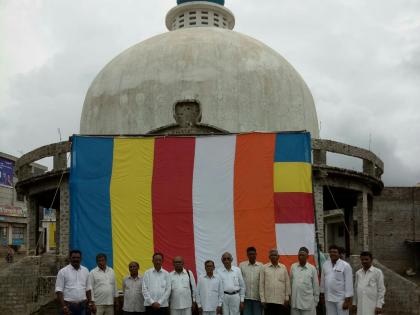 A large sized dhumdhavaja focusing attention in Malegaon | मालेगाव येथे विशाल आकाराच्या धम्मध्वजाने वेधले लक्ष