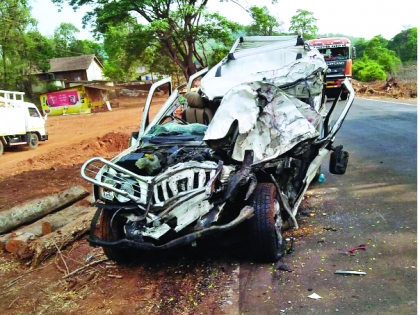 Three killed in a road accident in Dhamani, one serious | धामणी येथे अपघातात तीन ठार, एक गंभीर