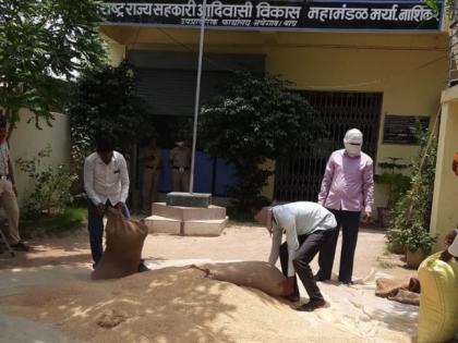 Farmers in Gondia district took the paddy in front of the office of the Development Corporation | गोंदिया जिल्ह्यातील शेतकऱ्यांनी विकास महामंडळाच्या कार्यालयासमोरच नेऊन टाकले धान