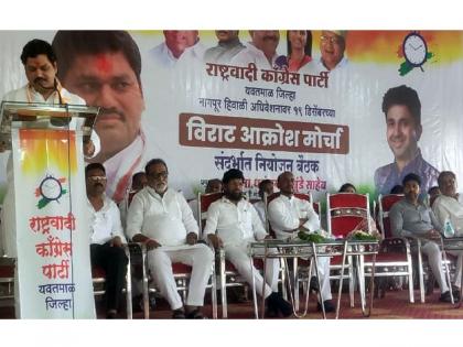 Dhananjay Munde slams state governmet over gujrat | गुजरातला मुजरा करून उगवतो सत्ताधाऱ्यांचा दिवस - धनंजय मुंडे 