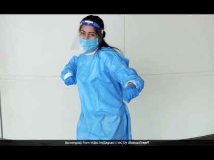 'jhingat' dance with PPE kit of Yuzvendra Chahal Wife to be Dhanshree Verma; Video goes viral | भारतीय क्रिकेटपटूच्या होणाऱ्या पत्नीचा PPE किट घालून 'झिंगाट' डान्स; व्हिडीओ व्हायरल