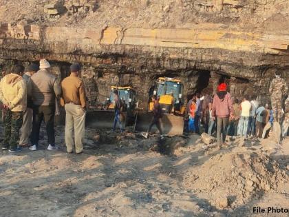 Jharkhand Illegal Mines: Jharkhand Coal Mine Collapses; The death of three people is feared to be trapped many | झारखंडमध्ये कोळसा खाण कोसळली; तिघांचा मृत्यू, अनेकजण अडकल्याची भीती