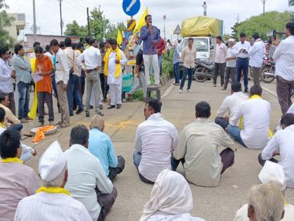 Rasta roko protest on Latur-Chhatrapati Sambhajinagar route for Dhangar reservation | धनगर आरक्षणासाठी लातूर-छत्रपती संभाजीनगर मार्गावर रास्ता रोको आंदोलन