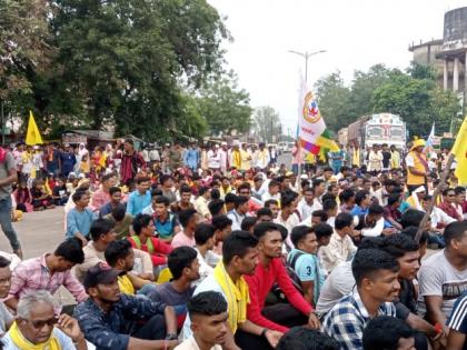 tribals protest for two hours in gadchiroli for reservation objection to inclusion of dhangar in st | आरक्षणासाठी गडचिराेलीत आदिवासींचा दाेन तास चक्कजाम; धनगरांचा एसटीत समावेश करण्यास विराेध