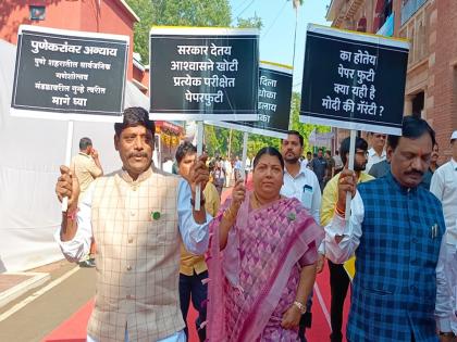 "Withdraw the cases against the workers of Ganesh Mandal..." MLA Ravindra Dhangekar's protest in Vidhan Bhavan area | "गणेश मंडळांच्या कार्यकर्त्यांवर गुन्हे मागे घ्या..." आमदार रवींद्र धंगेकरांची विधानभवन परिसरात निदर्शने