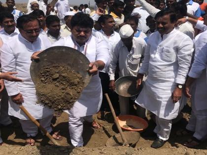 Sunil Tatkare, Dhananjay Mundanei, along with the villagers took up the baskets and grooves |  सुनील तटकरे, धनंजय मुंडेंनी गावक-यांसह हाती घेतले टोपले आणि खोरे