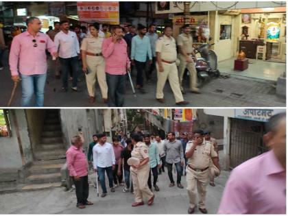 goons terrorizing in balajinagar pune police forfeit walk on road handcuffs | पुण्यात दहशत माजवणाऱ्या गुंडांची पोलिसांनी काढली वरात