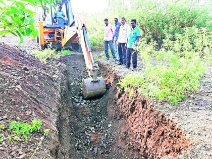 Drought depth from the people's participation in Dhanora | धानोरा येथे लोकसहभागातून नाला खोलीकरण