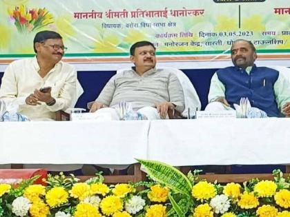 Chandrapur: Laughter erupts between rivals in politics, Dhanorkar, Ahir, Dhote on the same stage | Chandrapur: राजकारणातील प्रतिस्पर्ध्यांमध्ये उडाले हास्याचे फवारे, धानोरकर, अहिर, धोटे एकाच मंचावर