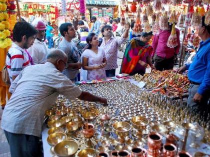 Dhanteras 2018: Don't buy these things if you want to be wealthy | Dhanteras 2018: धनत्रयोदशीच्या दिवशी चुकूनही खरेदी करुन नका 'या' वस्तू!