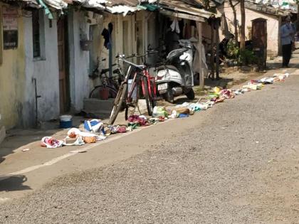 This is not a waste .... bags of outside at a few rate grain shop | हा कचरा नव्हे....स्वस्त धान्य दुकानाबाहेर पिशव्यांच्या रांगा; नागरिकांकडून सोशल डिस्टन्सची पायमल्ली