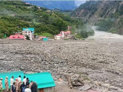 uttarkashi uttarakhand dharali village cloud burst damages mukhba | "घरं गाडली गेली, फक्त छप्पर बाहेर; आम्ही शिट्ट्या वाजवत होतो जेणेकरून लोकांना पळता येईल" uttarkashi uttarakhand dharali village cloud burst damages mukhba | "घरं गाडली गेली, फक्त छप्पर बाहेर; आम्ही शिट्ट्या वाजवत होतो जेणेकरून लोकांना पळता येईल"