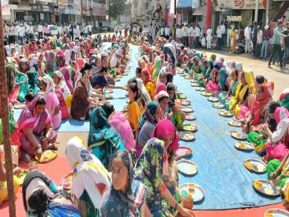 a row of protesting women on the road in the sun In Islampur, The project victims stayed on the third day as well | इस्लामपुरात भर उन्हात रस्त्यावरच आंदोलक महिलांची पंगत, प्रकल्पग्रस्तांचा तिसऱ्या दिवशीही ठिय्या