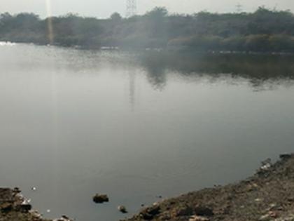 Water in the dam but water shortage in the village | धरणात पाणी मात्र गावात पाणीटंचाई Water in the dam but water shortage in the village | धरणात पाणी मात्र गावात पाणीटंचाई