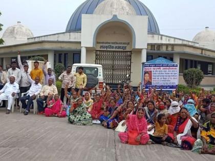 The indefinite detention movement of women | महिलांचे बेमुदत धरणे आंदोलन The indefinite detention movement of women | महिलांचे बेमुदत धरणे आंदोलन