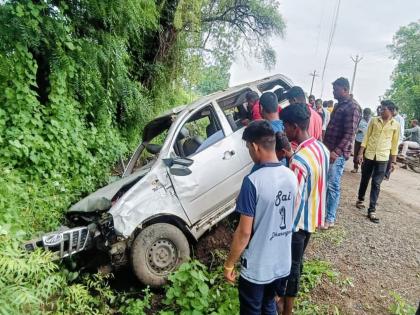 A vehicle carrying farm laborers overturned; Death of a woman; Seven injured | शेतमजुरांना नेणारे वाहन उलटले; महिलेचा मृत्यू; सात जखमी