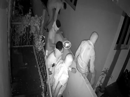 Robbers rampage in Dharashiv; Eight to ten armed men ransacked the house | Video: धाराशिवमध्ये दरोडेखोरांचा धुमाकूळ; सशस्त्र आठ ते दहाजणांनी घर फाेडले