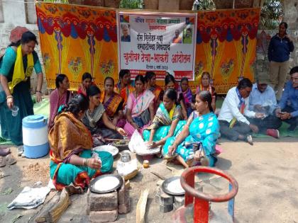 'Vanchit' baked bread on stove against gas price hike; Strong slogans against the government | गॅस दरवाढीच्या विरोधात ‘वंचित’ने चुलीवर भाजल्या भाकरी; शासनाच्या विरोधात जोरदार घोषणाबाजी