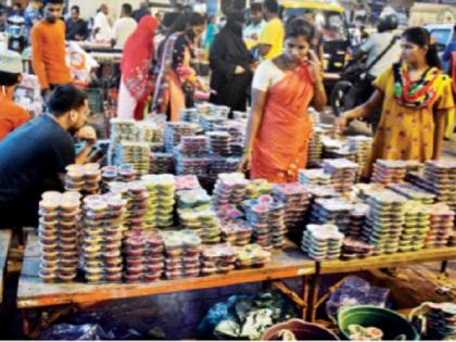 Great demand for unique sparklers, earthen forts, ornate pottery at Dharavi's Kumbharwada in Mumbai this year pdc | Dharavi : मुंबईतील धारावीच्या कुंभारवाड्यात यंदा अनोखा झगमगाट; मातीचे किल्ले, नक्षीदार पणत्यांना मोठी मागणी