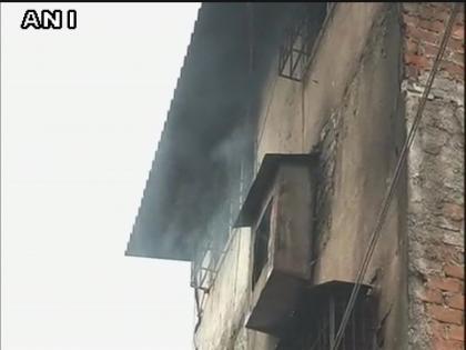 Fire in Dharavi Transit Camp; Fire Brigade eight trains | धारावीत गोडाऊनला लागलेली आग विझविण्यात फायर ब्रिगेडला यश; जिवीतहानी नाही