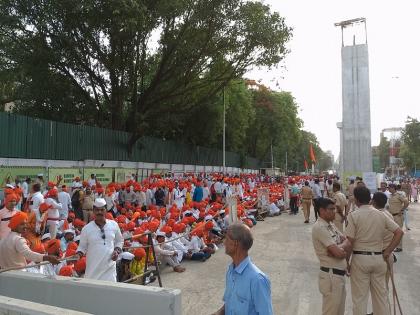 Aashadhi Wari Dharkaris present in large numbers to participate in the palakhi sohala | Aashadhi Wari: पालखी सोहळ्यात सहभागी होण्यासाठी धारकरी मोठ्या संख्येने हजर 