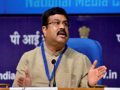 Petrol selling fraud, Dharmendra Pradhan's Twitter footage | पेट्रोलची दारोदारी विक्री, धर्मेंद्र प्रधानांवर ट्विटरवर सडकून टीका