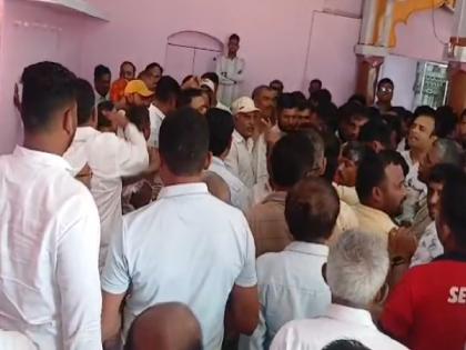 Ruckus in Dharmaraj Milk Organization meeting over Gokul resolution | Kolhapur: ‘गोकुळ’च्या ठरावावरून धर्मराज दूध संस्थेच्या सभेत राडा, धक्काबुक्कीमुळे गोंधळ Ruckus in Dharmaraj Milk Organization meeting over Gokul resolution | Kolhapur: ‘गोकुळ’च्या ठरावावरून धर्मराज दूध संस्थेच्या सभेत राडा, धक्काबुक्कीमुळे गोंधळ