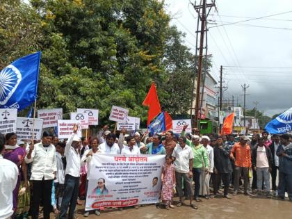 pune news Illegal occupation of farmers tribal land in Kadus Khed taluka: Protest in front of the sub-divisional officers office demand for concrete action | शेतकऱ्यांच्या आदिवासी जमिनीवर बेकायदेशीर कब्जा;खेड तालुक्यातील कडूस येथील प्रकार pune news Illegal occupation of farmers tribal land in Kadus Khed taluka: Protest in front of the sub-divisional officers office demand for concrete action | शेतकऱ्यांच्या आदिवासी जमिनीवर बेकायदेशीर कब्जा;खेड तालुक्यातील कडूस येथील प्रकार