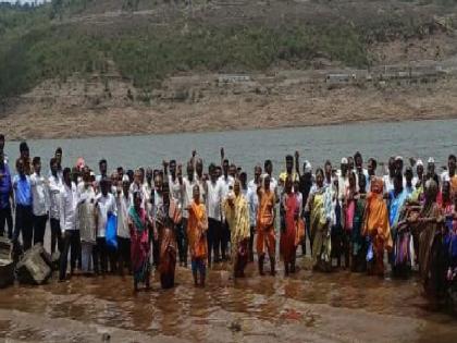 Movement of displaced dam victims at Wang Marathwadi dam site in satara | Satara: ..तर सत्तेतून खाली खेचू, धरणग्रस्तांचा सरकारला इशारा; वांग मराठवाडी धरणस्थळी पाण्यात उतरून घेतली शपथ