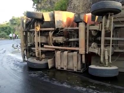 Accident again in Dharur Ghat; A tanker carrying oil overturned, traffic jam cleared by police | धारूर घाटात पुन्हा अपघात; कच्चे तेल घेऊन जाणारा टँकर उलटला, पोलिसांनी तत्परतेने वाहतूक केली सुरळीत