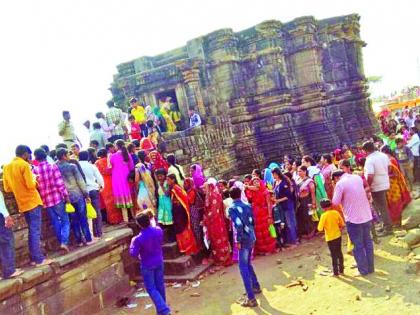 Deulgaavaraja: Mahatakaratri devotees celebrate the festival of Dhritranathai! | देऊळगावराजा : धोत्रानंदईत महाशिवरात्रीनिमित्त भाविकांची मांदियाळी!